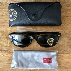 New in box. Rayban wayfarer tortoiseshell Size 55